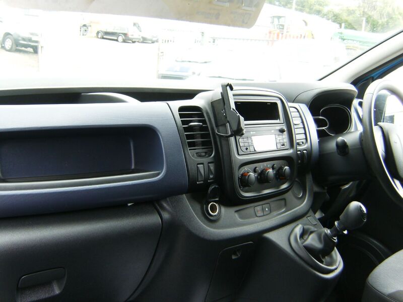 VAUXHALL VIVARO